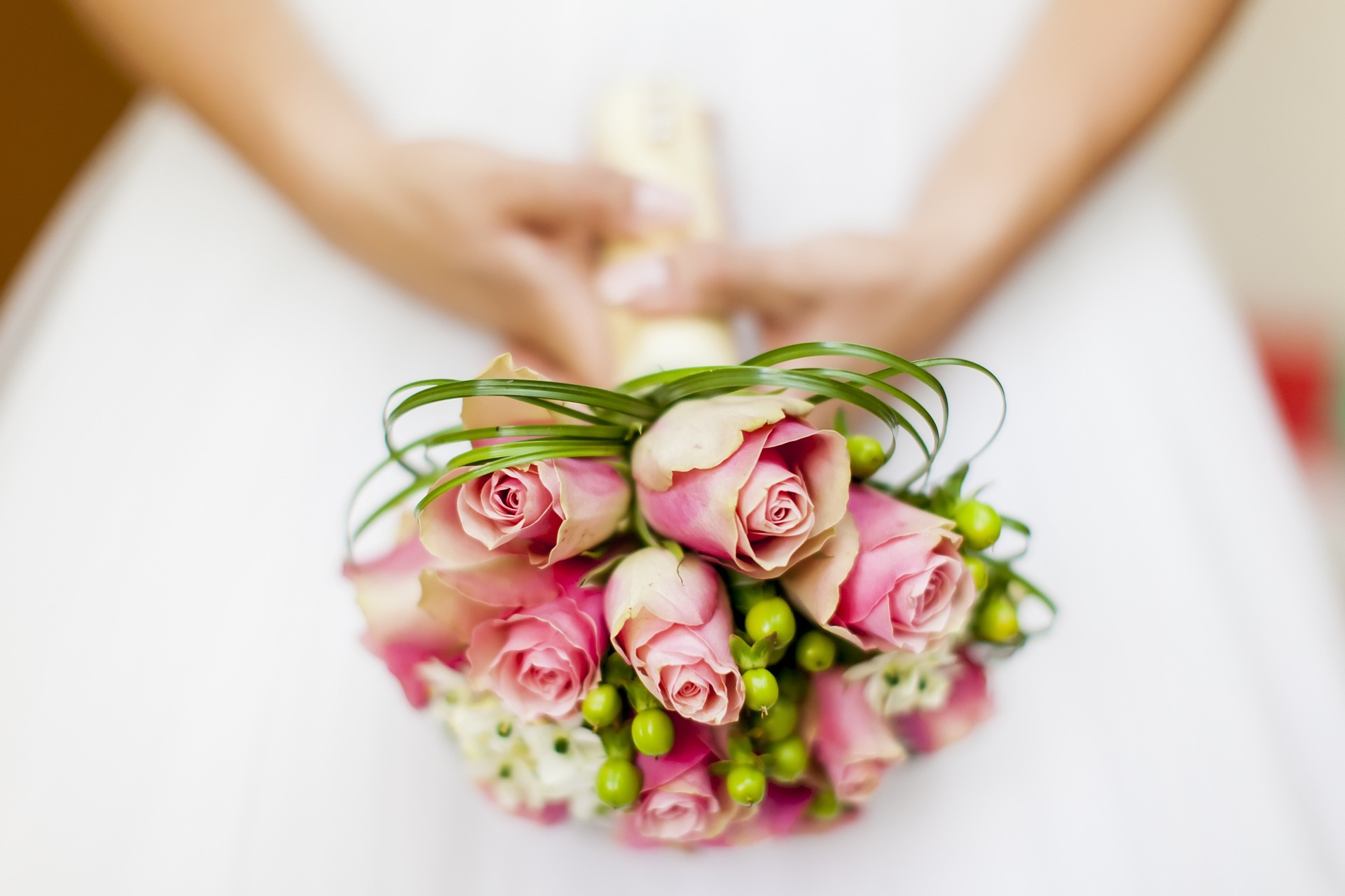 Hochzeit feiern in den relexa hotels Hochzeitsstrauss-in-der-Frauenhand